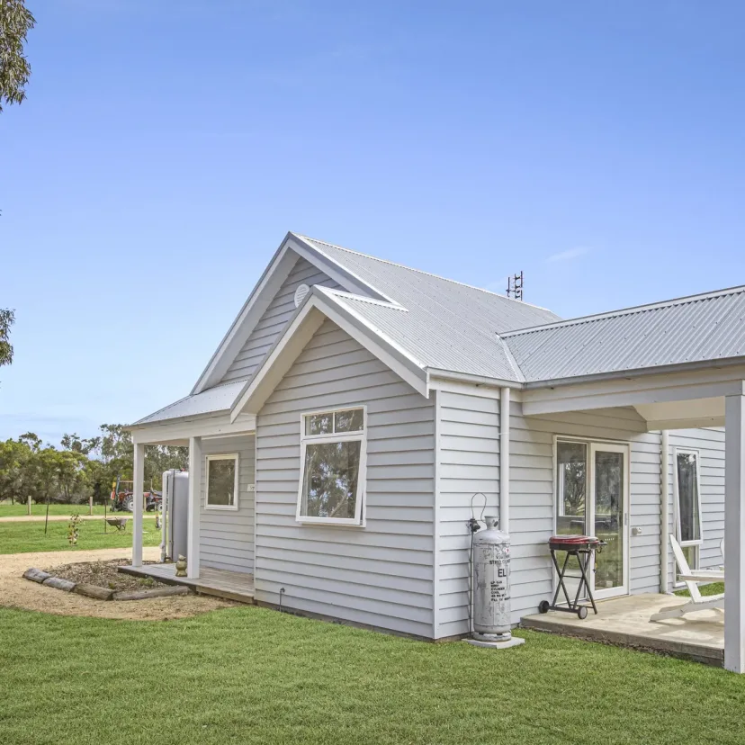 Interior and grounds at Sage Cottage, Eagle Point Cottages