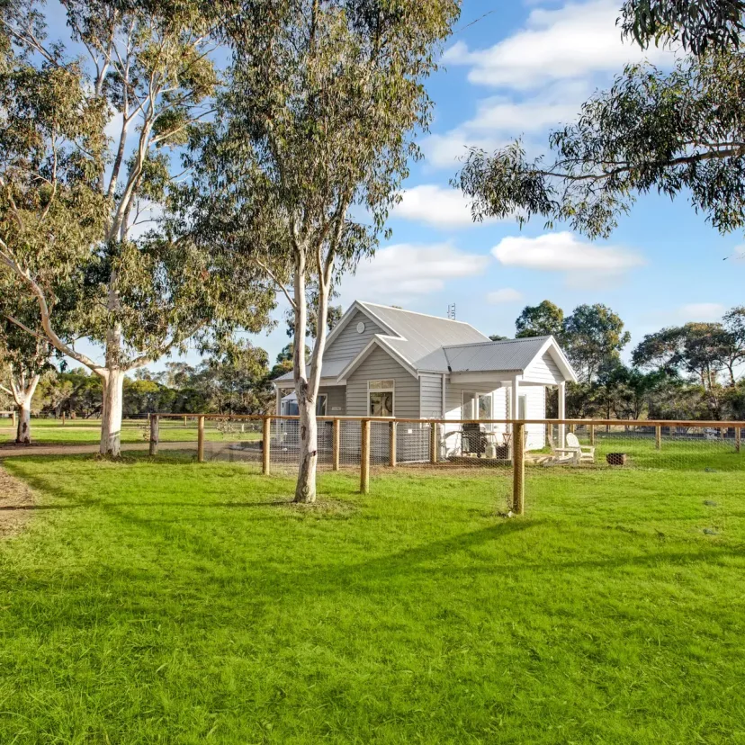 Interior and grounds at Sage Cottage, Eagle Point Cottages