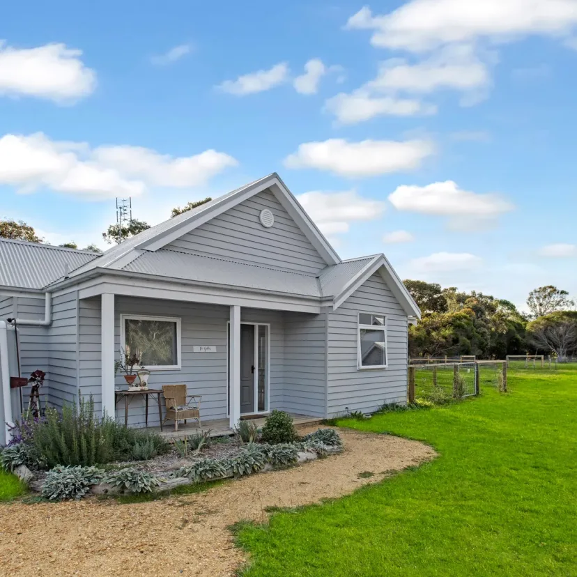 Interior and grounds at The Gables, Eagle Point Cottages