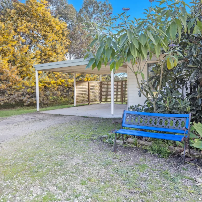 Interior and grounds at Woongara Cottage, Eagle Point Cottages