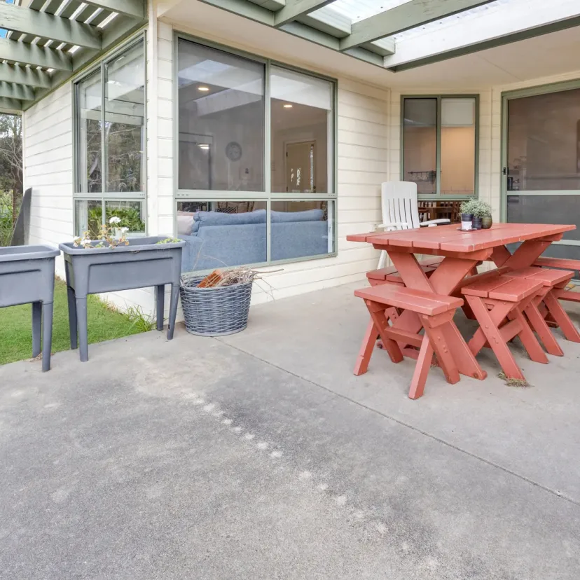 Interior and grounds at Woongara Cottage, Eagle Point Cottages